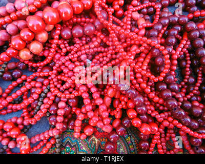 Jelenia Góra - Polonia / Settembre 27 2018, Rosso corallo di perline in diverse dimensioni e tonalità Foto Stock