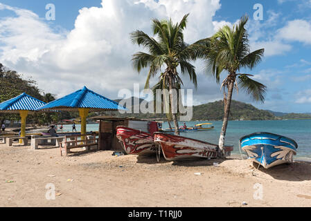 Barche alla spiaggia caraibica in puerto lindo panama Foto Stock