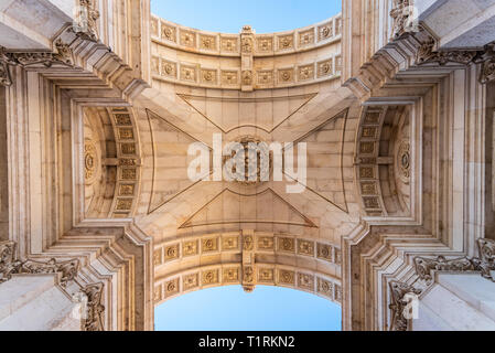 Guardando verso l'alto l'Arco da Rua Augusta dal di sotto, Lisbona, Portogallo Foto Stock