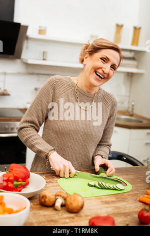 Allegro bella donna è estremamente felice e positivo Foto Stock