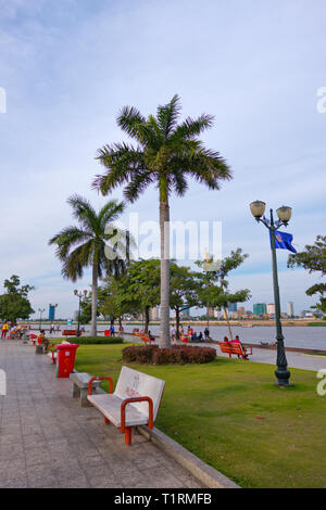 Riverside promenade, Riverside Park, Sisowath Quay, Phnom Penh, Cambogia, Asia Foto Stock