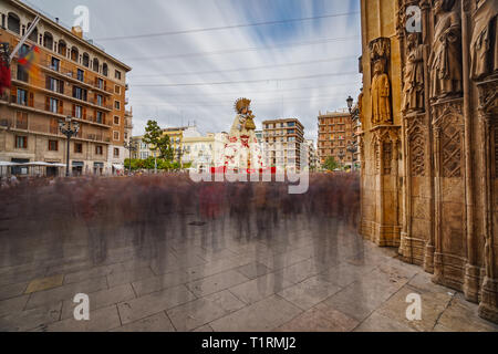 Una lunga esposizione di fiori di vergine e cattedrale con i turisti a Valencia Foto Stock