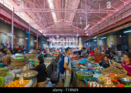 Mercato alimentare, il vecchio mercato, Market Hall, Siem Reap, Cambogia, Asia Foto Stock