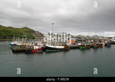 Barche da pesca ormeggiate nel porto di Mallaig, altopiani, su la costa ovest della Scozia. Foto Stock