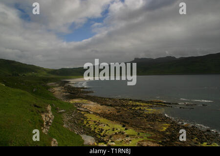 Guardando attraverso Laig Bay sull'isola delle Ebridi di Eigg verso l'Scurr di Eigg, l'isola più alta. Foto Stock