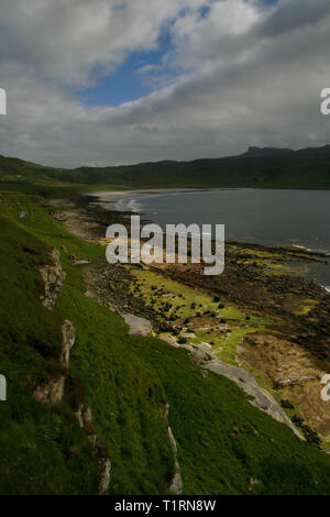 Guardando attraverso Laig Bay sull'isola delle Ebridi di Eigg verso l'Scurr di Eigg, l'isola più alta. Foto Stock