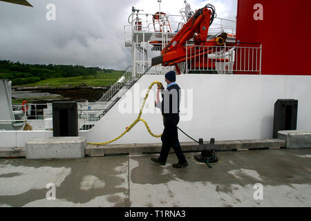 John Cormack cravatte fino al Caledonian MacBrayne ferry Loch Nevis come posti a Galmisdale sull'isola delle Ebridi di Eigg sulla sua esecuzione giornaliera da Mallaig sulla terraferma scozzese. Questo è uno dei Signor Cormack sono due processi regolari sull'isola, dove egli è anche il postino. L'isola di Eigg era uno di una catena di isole che si trovano di la costa ovest della Scozia ed era accessibile da parte di uno Stato-run lifeline servizio dalla terraferma. I residenti su Eigg organizzato un buy-out dell'isola alla fine degli anni novanta e ha preso nelle proprietà della comunità... Foto Stock