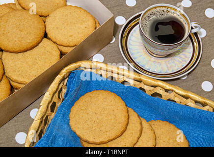 Tazza di caffè e biscotti in una casella della tabella Foto Stock