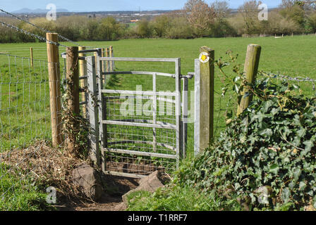 Un bacio cancello su un sentiero pubblico nello Shropshire Foto Stock