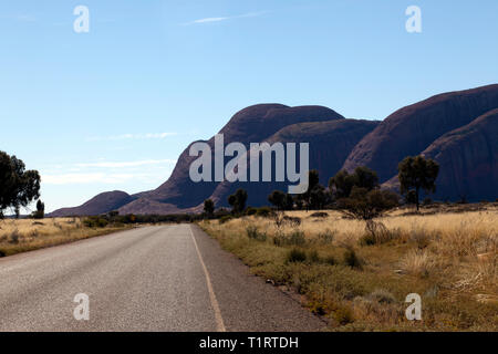 Vista di una parte del kata Tjuṯa cupole, all'interno dell'Uluru-Kata Tjuṯa, il Parco Nazionale del Territorio del Nord, l'Australia Foto Stock