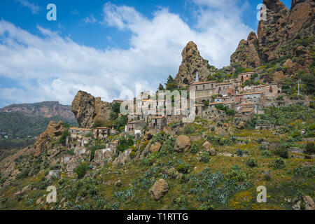 Vista a la città abbandonate Pentedattilo, Italia. Foto Stock
