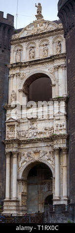 Napoli, Italia - Novembre 05, 2018 - il medioevale castello del Maschio Angioino o Castel Nuovo Nuovo Castello , Napoli Foto Stock