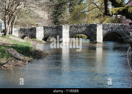 Antico, Stone Bridge, moderno, Foot Bridge, River Clun, Shropshire Inghilterra, Welch Marche, Village, pittoresco, Ponte di legno, Clun, educativo. Foto Stock