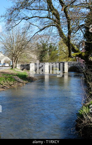 Antico, Stone Bridge, moderno, Foot Bridge, River Clun, Shropshire Inghilterra, Welch Marche, Village, pittoresco, Ponte di legno, Clun, educativo. Foto Stock