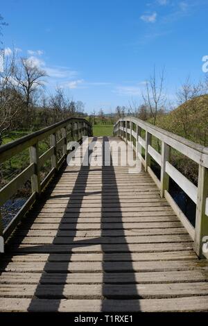 Antico, Stone Bridge, moderno, Foot Bridge, River Clun, Shropshire Inghilterra, Welch Marche, Village, pittoresco, Ponte di legno, Clun, educativo. Foto Stock