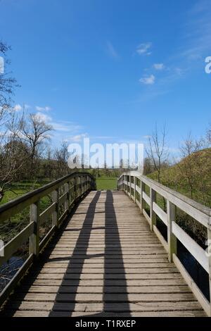 Antico, Stone Bridge, moderno, Foot Bridge, River Clun, Shropshire Inghilterra, Welch Marche, Village, pittoresco, Ponte di legno, Clun, educativo. Foto Stock