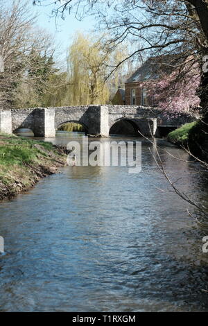Antico, Stone Bridge, moderno, Foot Bridge, River Clun, Shropshire Inghilterra, Welch Marche, Village, pittoresco, Ponte di legno, Clun, educativo. Foto Stock