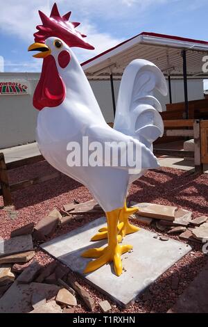 Una statua di pollo in Pagina, Arizona. Foto Stock