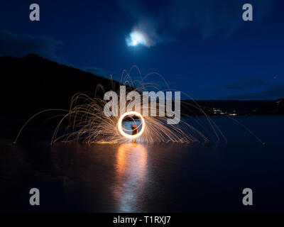 Una lana di acciaio shot su Mill Bay beach in Salcombe, Devon. La lana di acciaio comporta di fotografia con un frullino,con lana di acciaio e un cane piombo. Foto Stock