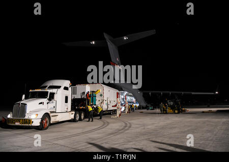Un satellite è caricato su un C-17 Globemaster III Marzo 19, 2018 su Buckley Air Force Base, CO. La Lockheed Martin lungo con la Air National Guard e active duty componenti caricati i 70.000 pound cargo, è in grado di erogare la seconda unità GPS III Veicolo spaziale di Astrotech operazioni nello spazio in Titusville, in Florida per iniziare il lancio del satellite di elaborazione. (U.S. Air Force foto di Airman 1. Classe Michael D. Mathews) Foto Stock
