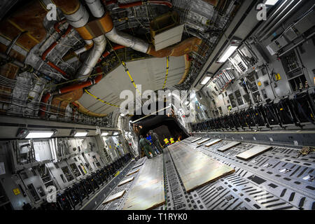 Stati Uniti Air Force loadmasters preparare per caricare un satellite su un C-17 Globemaster III Marzo 19, 2018 su Buckley Air Force Base, CO. La Lockheed Martin lungo con la Air National Guard e active duty componenti caricati i 70.000 pound cargo, è in grado di erogare la seconda unità GPS III Veicolo spaziale di Astrotech operazioni nello spazio in Titusville, in Florida per iniziare il lancio del satellite di elaborazione. (U.S. Air Force foto di Airman 1. Classe Michael D. Mathews) Foto Stock