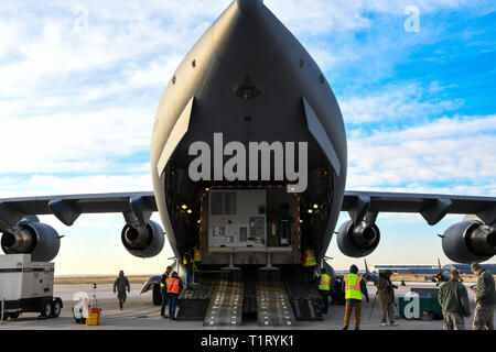Un satellite è caricato su un C-17 Globemaster III Marzo 19, 2018 su Buckley Air Force Base, CO. La Lockheed Martin lungo con la Air National Guard e active duty componenti caricati i 70.000 pound cargo, è in grado di erogare la seconda unità GPS III Veicolo spaziale di Astrotech operazioni nello spazio in Titusville, in Florida per iniziare il lancio del satellite di elaborazione. (U.S. Air Force foto di Airman 1. Classe Michael D. Mathews) Foto Stock