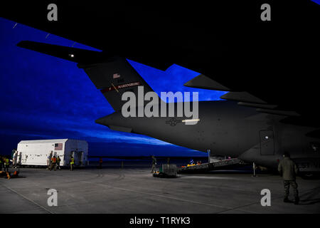 Un satellite è caricato su un C-17 Globemaster III Marzo 19, 2018 su Buckley Air Force Base, CO. La Lockheed Martin lungo con la Air National Guard e active duty componenti caricati i 70.000 pound cargo, è in grado di erogare la seconda unità GPS III Veicolo spaziale di Astrotech operazioni nello spazio in Titusville, in Florida per iniziare il lancio del satellite di elaborazione. (U.S. Air Force foto di Airman 1. Classe Michael D. Mathews) Foto Stock