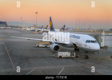SOFIA, BULGARIA - Marzo, 2019: Lufthansa e Ryanair aerei commerciali a sunrise in aeroporto pronto al decollo. Volo aereo ritardi, costumista s Foto Stock