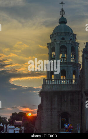 Un Cielo di tramonto dietro la torre di una chiesa. Foto Stock