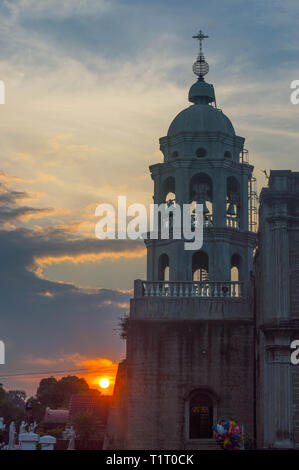 Un Cielo di tramonto dietro la torre di una chiesa. Foto Stock