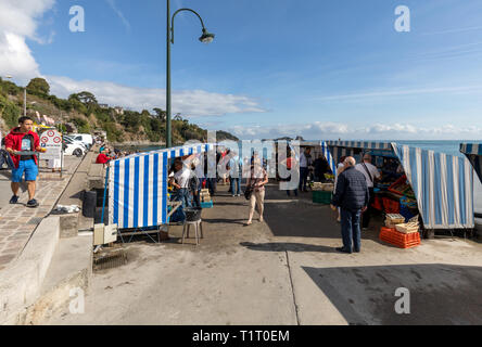 Cancale, Francia - 15 settembre 2018:i turisti di visitare una fattoria per la raccolta di ostriche lungo con un piccolo mercato per la loro vendita per consumo in Cancal Foto Stock