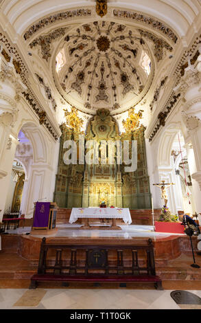 La navata centrale all'interno dell'Iglesia de Santiago (Chiesa di Santiago), la più antica chiesa cattolica romana a Malaga, Andalusia Spagna Europa Foto Stock