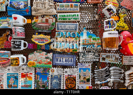 Magneti per il frigo in vendita come souvenir, Malaga, Andalusia Spagna Europa Foto Stock