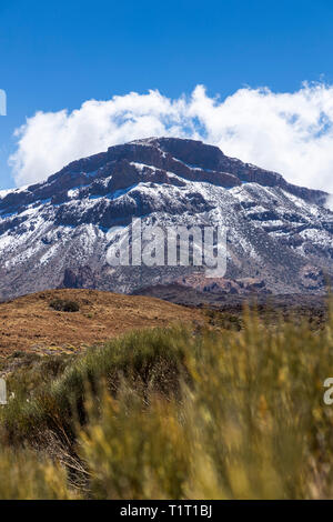 Coperte di neve montagna Guajara sul lato sud-est del perimetro del Las Canadas del Teide national park, Tenerife, Isole Canarie, Spagna Foto Stock