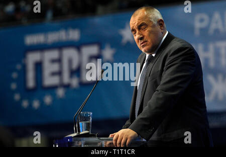 SOFIA, BULGARIA - 9 ottobre: primo ministro bulgaro e capo del partito politico GERB Boyko Borisov saluta i partecipanti durante il lancio 2016 Presidente Foto Stock