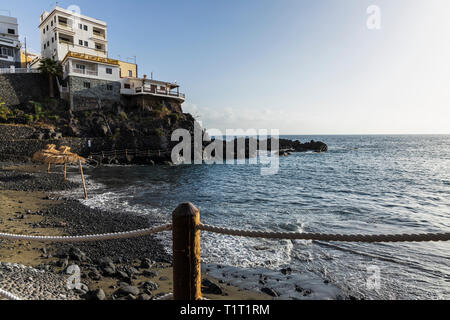 Villaggio di Puerto Santiago sopra la piccola spiaggia sassosa di Playa Chica in Puerto de Santiago, Tenerife, Isole Canarie, Spagna Foto Stock