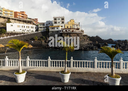 Villaggio di Puerto Santiago sopra la piccola spiaggia sassosa di Playa Chica in Puerto de Santiago, Tenerife, Isole Canarie, Spagna Foto Stock