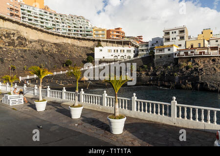 Villaggio di Puerto Santiago sopra la piccola spiaggia sassosa di Playa Chica in Puerto de Santiago, Tenerife, Isole Canarie, Spagna Foto Stock