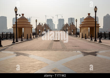 DOHA, Qatar - 06 settembre 2013: Bridge andando al di sotto degli edifici di costruzione nella perla Qatar. Foto Stock