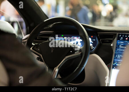HELSINKI, Finlandia - 04 novembre 2016: l'interno di un modello di Tesla X auto elettrica con grande schermo touch screen cruscotto, ruota. Foto Stock