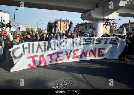 Manifestazione a Chiaiano, un sobborgo di Napoli. Abitanti della città stanno protestando contro la volontà del governo di costruire una nuova discarica Foto Stock