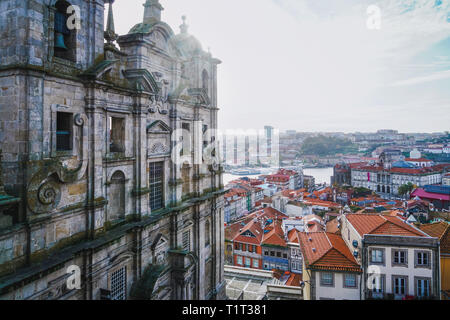 Porto, Portogallo - Dicembre 2018: vista dal Miradouro de Rua das Aldas al centro di Porto e di Saint Lawrence Chiesa Foto Stock