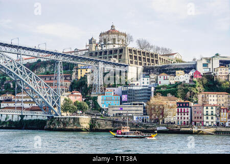 Porto, Portogallo - Dicembre 2018: Rabelo barca con turisti nel fiume Douro. Luis I Bridge e Monastero di Serra do Pilar Foto Stock