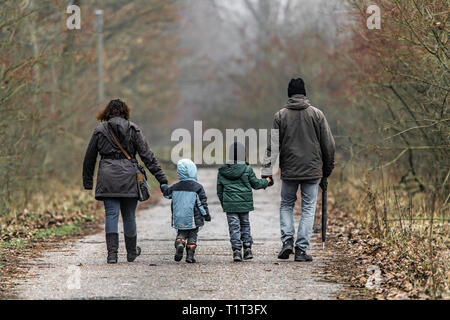 Famiglia, madre, padre di due bambini in una passeggiata, Foto Stock