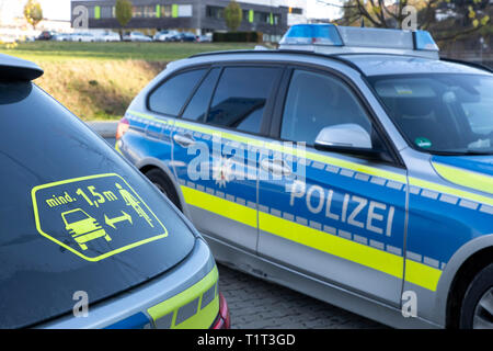 La polizia in Germania pubblicizzare la loro auto di pattuglia per una distanza di sicurezza tra le vetture e i ciclisti da 1,5 metri, Foto Stock