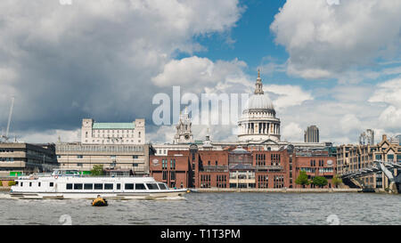 Lo skyline di Londra tra cui la Cattedrale di St Paul e cupola Foto Stock