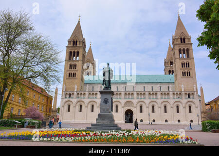 San Pietro e Paolo Romani Basilica Cattolica, Pecs, Ungheria. Szent Peter es Pal romai katolikus bazilika, Pecs, Magyarorszag. Foto Stock