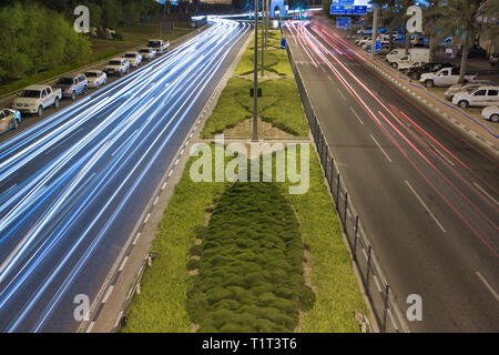 DOHA, Qatar - 27 agosto 2013: Slow motion auto passando il ponte in C-ring road Doha in Qatar Foto Stock