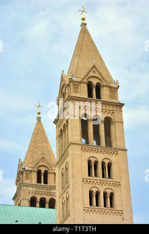 San Pietro e Paolo Romani Basilica Cattolica, Pecs, Ungheria. Szent Peter es Pal romai katolikus bazilika, Pecs, Magyarorszag. Foto Stock