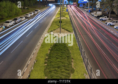 DOHA, Qatar - 27 agosto 2013: Luce-sentieri di vetture passando sotto il ponte in C-ring road Doha in Qatar Foto Stock